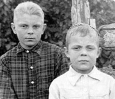 Юра (слева) с братом в детстве Юра (слева) с братом в детстве