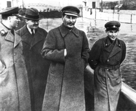 Ворошилов, Молотов, Сталин и Ежов, 1937 г. Через три года Ежова казнит собственный подчиненный - Блохин... Ворошилов, Молотов, Сталин и Ежов, 1937 г. Через три года Ежова казнит собственный подчиненный - Блохин...