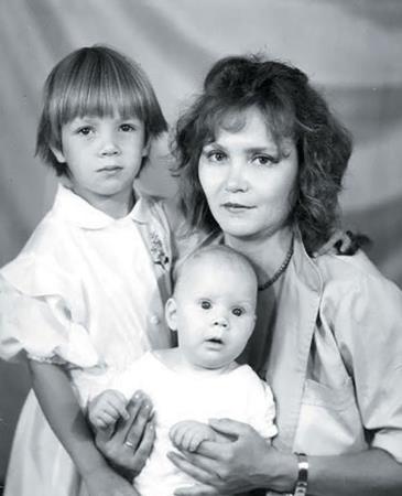 Алла со старшей сестрой и мамой в детстве Алла со старшей сестрой и мамой в детстве