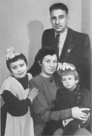 Анатолий Владимирович и Нина Григорьевна с дочерьми Галиной и Татьяной Анатолий Владимирович и Нина Григорьевна с дочерьми Галиной и Татьяной