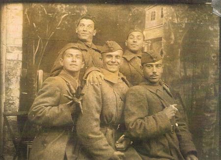 Военные годы в верхнем ряду слева Борис Сичкин Военные годы в верхнем ряду слева Борис Сичкин