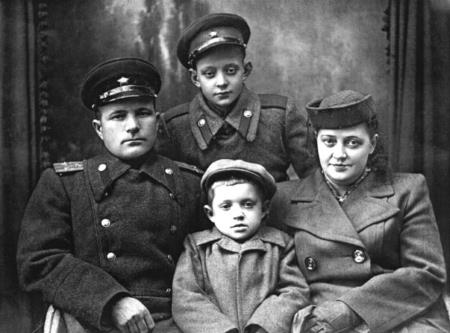 Лёва с мамой, отчимом и младшим братом Лёва с мамой, отчимом и младшим братом