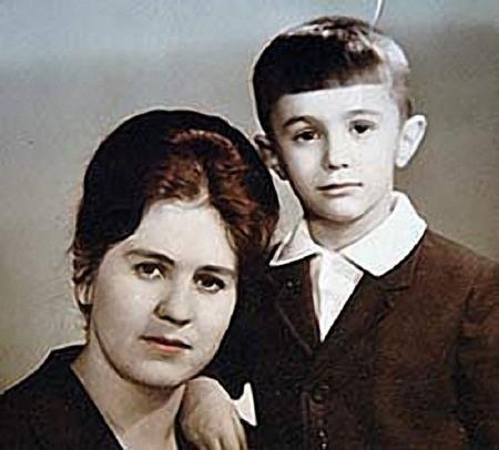 С мамой в детстве С мамой в детстве