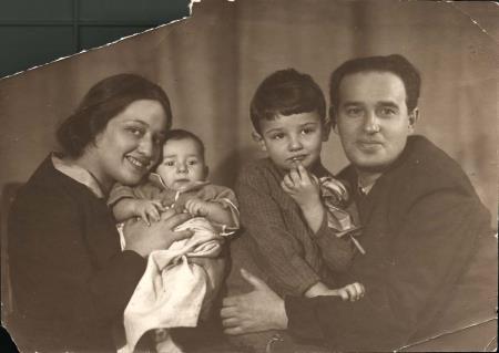Александр Мень с родителями в детстве Александр Мень с родителями в детстве