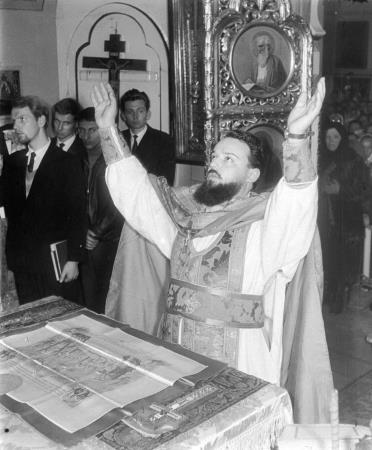 Александр Мень во время Пасхи 1964 г. Александр Мень во время Пасхи 1964 г.