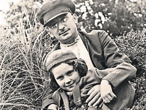 Сталин не на шутку испугался, узнав, что его дочь бывает в доме Лаврентия Берии. Сталин не на шутку испугался, узнав, что его дочь бывает в доме Лаврентия Берии.