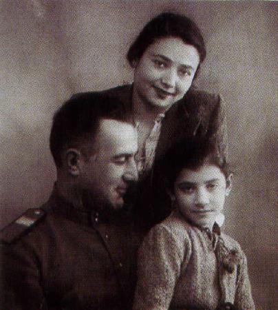 Нани в детстве с родителями Нани в детстве с родителями