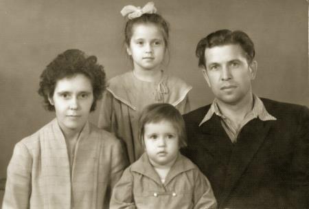 Вера со старшей сестрой и родителями в детстве Вера со старшей сестрой и родителями в детстве