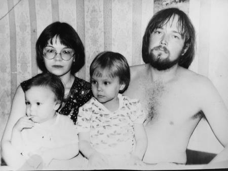 Братья Алексей и Андрей Чадовы с родителями в детстве Братья Алексей и Андрей Чадовы с родителями в детстве