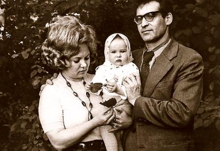 Оля с родителями в детстве Оля с родителями в детстве