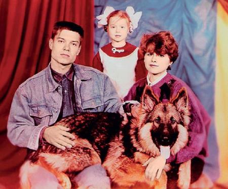 Юля с родителями, фото из семейного архива. Юля с родителями, фото из семейного архива.