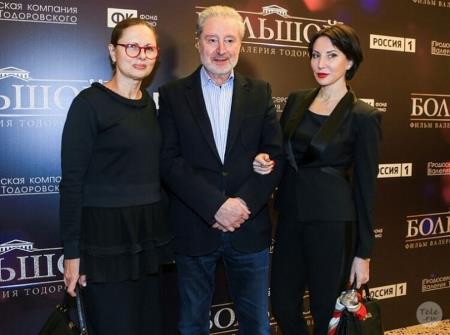 Вениамин Смехов с женой Галиной Аксеновой и дочерью Аликой Вениамин Смехов с женой Галиной Аксеновой и дочерью Аликой