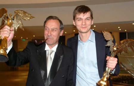 Филиппу и Олегу Янковским вручили премию "Ника" - каждому за свои заслуги Филиппу и Олегу Янковским вручили премию "Ника" - каждому за свои заслуги