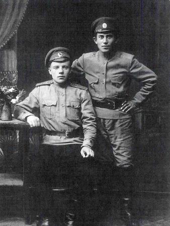Солдат Николаи Ежов в 1916 году, на фото справа. Солдат Николаи Ежов в 1916 году, на фото справа.