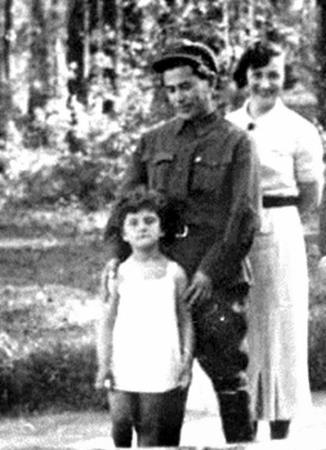 Николаи Ежов с женой Евгенией и приемной дочкой Николаи Ежов с женой Евгенией и приемной дочкой