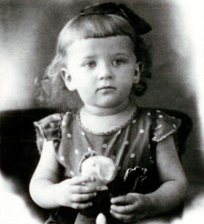 Алла в детстве, девочке один годик. Алла в детстве, девочке один годик.
