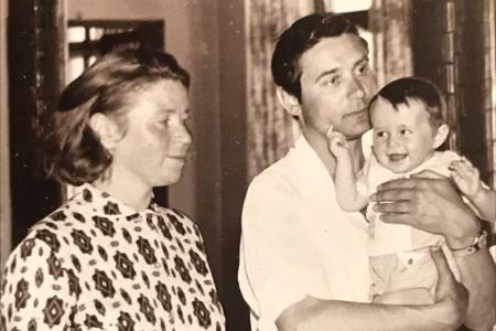 Оксана в детстве с родителями Оксана в детстве с родителями