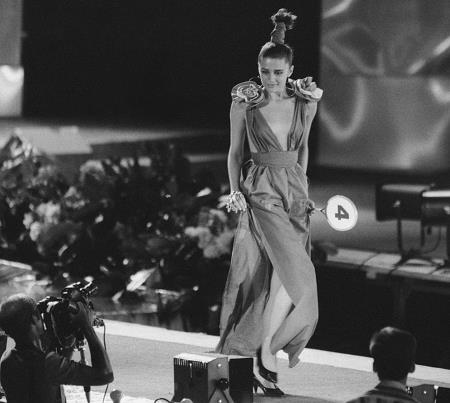 Оксана Фандера на подиуме конкурса красоты, 1988 г. Оксана Фандера на подиуме конкурса красоты, 1988 г.