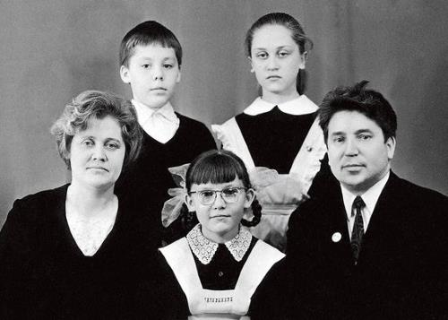 Лена с родителями, братом и сестрой Лена с родителями, братом и сестрой