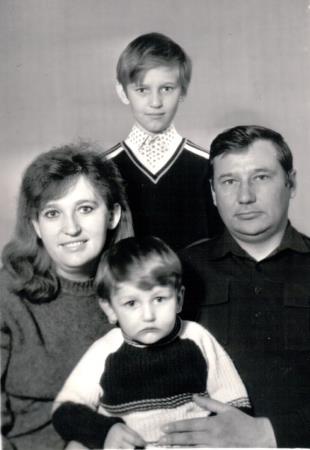 Алексей с родителями и братом Алексей с родителями и братом