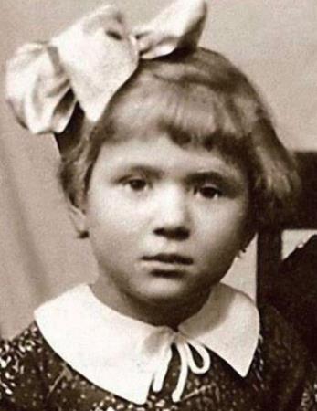 Галя в детстве Галя в детстве