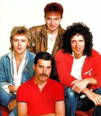 Фредди Меркьюри с музыкантами группы Queen Фредди Меркьюри с музыкантами группы Queen