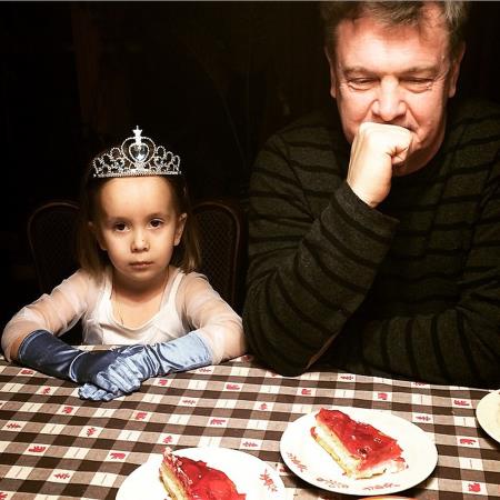 Дедушка Юрий Мороз с внучкой Анной Дедушка Юрий Мороз с внучкой Анной