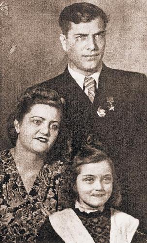 Жанна с родителями в детстве